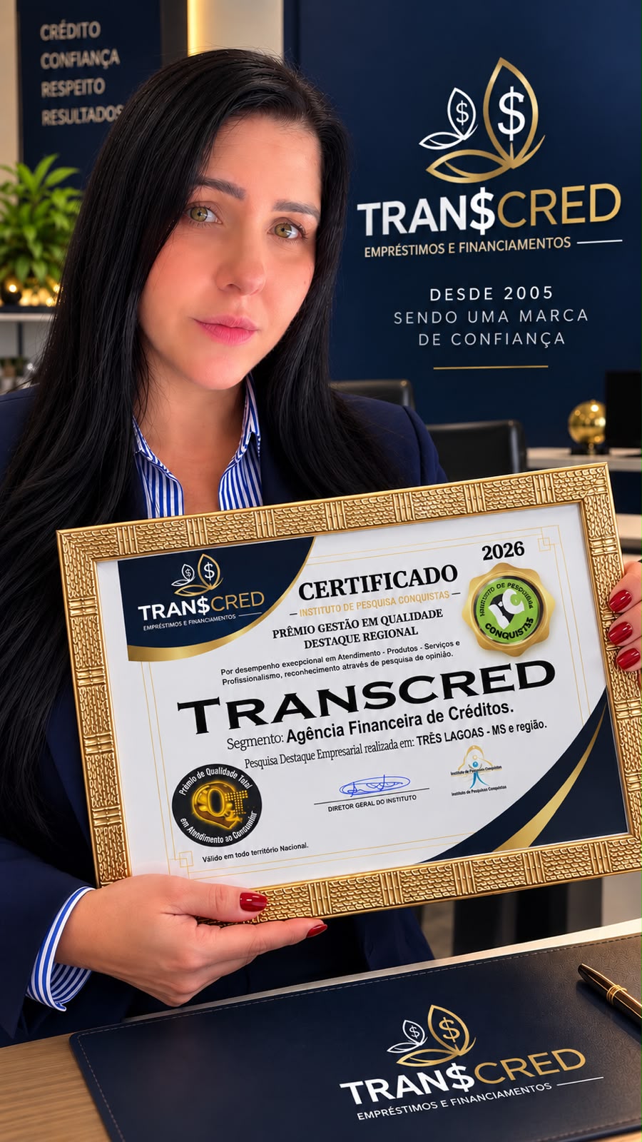Andressa, fundadora da TRANSCRED, segurando o certificado Prêmio Gestão em Qualidade Destaque Regional 2026
